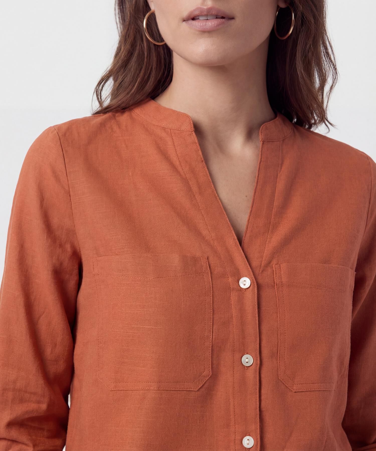 Blusa Fluida Con Bolsillos Frontales