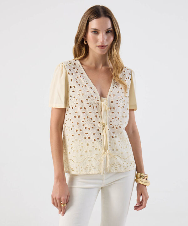 Blusa De Mujer Con Acabado Calado Y Cierre image number null