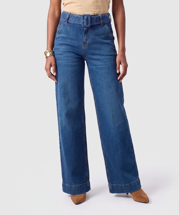 Jeans De Bota Ancha Con Cintur&oacute;n Forrado Mujer image number null