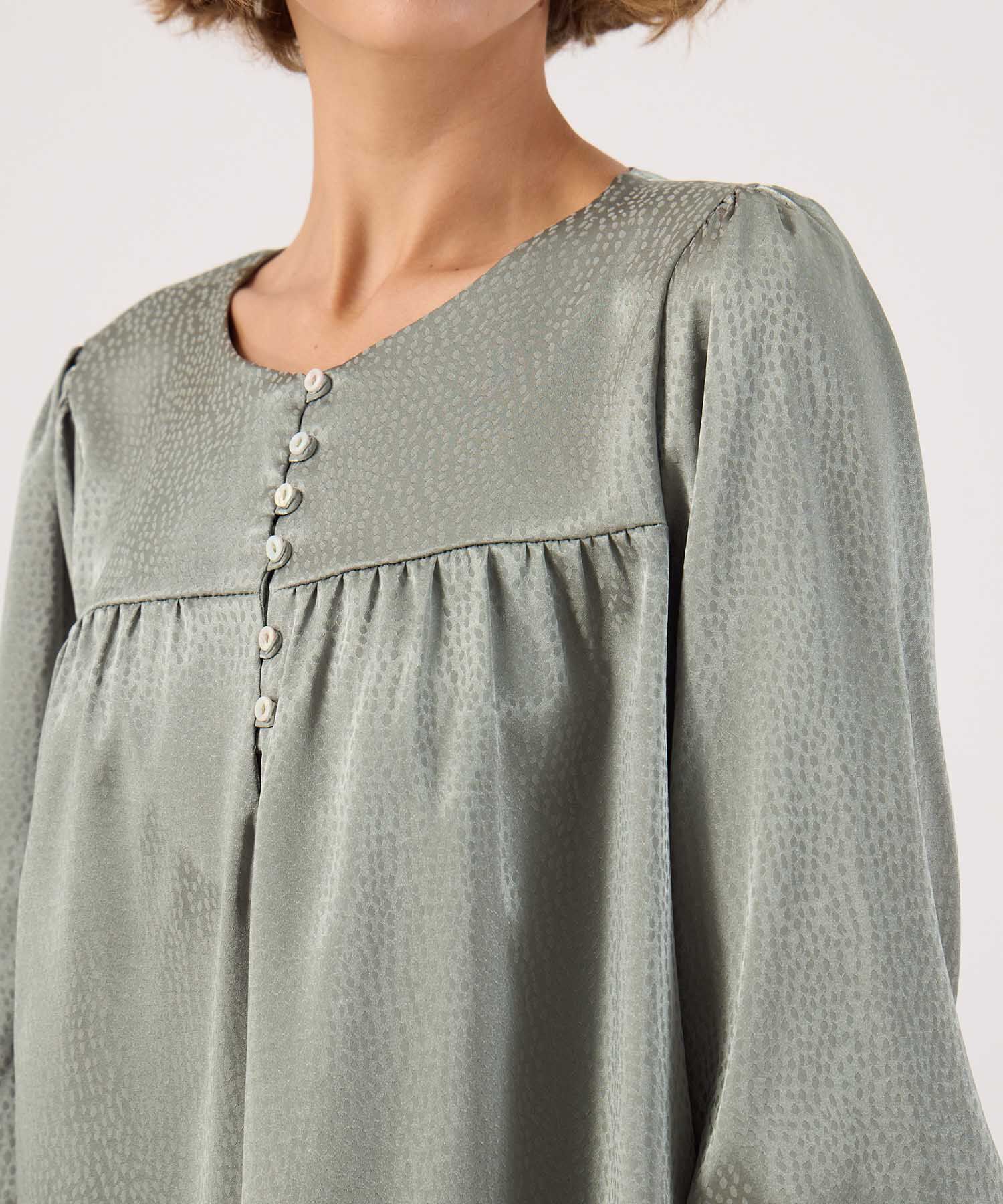 Blusa satinada con botones 